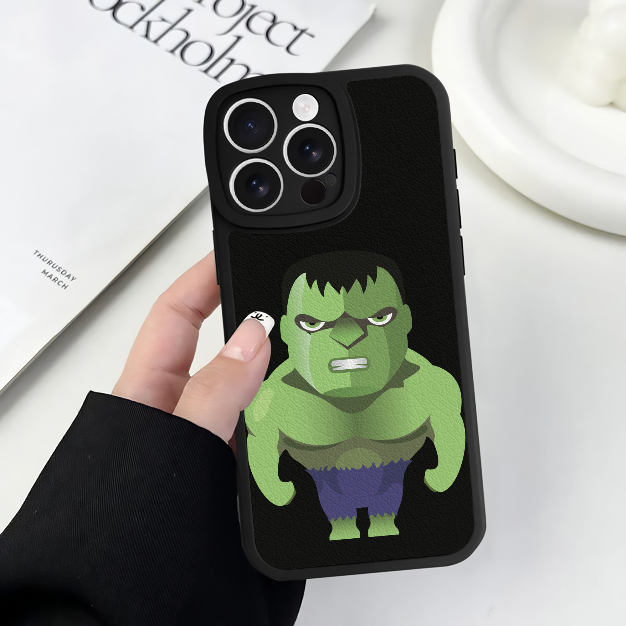 （画像用） アベンジャーズ The Avengers 【iPhone 16シリーズ対応】シリコンスマホケース（レザー調） 材質：シリコン